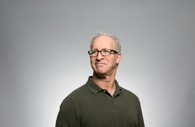 五一吃瓜网址：顶流偶像机场耍大牌，工作人员怒斥其态度恶劣